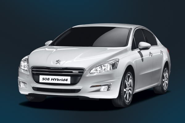 Peugeot 508 s moderním hybridním pohonem.