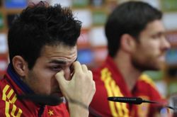 Španělé na tiskové konferenci, v popředí Cesc Fabregas.