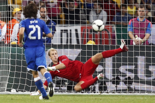 Andrea Pirlo posílá svůj čtvrtfinálový dloubák.