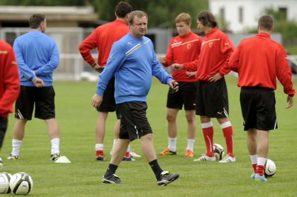 Plzeňský trenér Pavel Vrba  (uprostřed) na tréninku před novou sezónou.