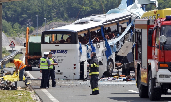 Mikrospánek řidiče byl zřejmě příčinou sobotní havárie autobusu v Chorvatsku. Podle policie jezdí řidiči autobusů a kamionů často unavení. Mikrospánek řidiče byl zřejmě příčinou sobotní havárie autobusu v Chorvatsku. Podle policie jezdí řidiči autobusů a kamionů často unavení.
