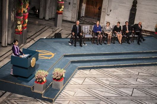 Šu Ťij přebírá s dlouhým zpožděním Nobelovu cenu za mír. 