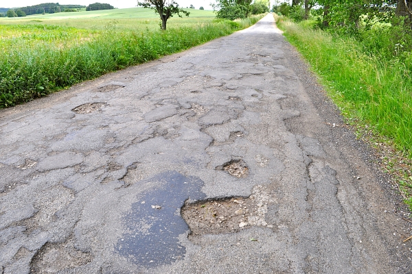 Nejhorší silnicí je podle hlasování čtenářů silnice III/35112 u Okřešic na Třebíčsku.