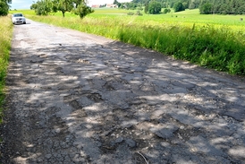 Silnice III/35112 u Okřešic na Třebíčsku nepatří mezi nejkvalitnější.