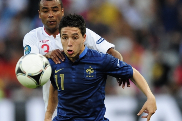Francouzský záložník Samir Nasri (vepředu).