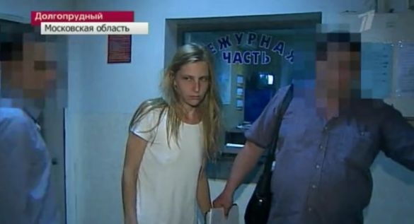 Policie odvádí matku z místa činu. Policie odvádí matku z místa činu.