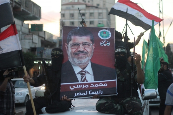 Členové palestinského militantního hnutí Hamas oslavují Mursího vítězství v egyptských volbách.