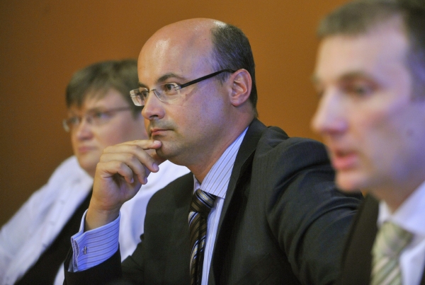 Zleva právnička Michaela Lodlová, ředitel divize obchod ČEZ Alan Svoboda a člen představenstva ČEZ Pavel Cyrani vystoupili 26. června v Praze na tiskové konferenci k ukončení šetření Evropské komise společnosti ČEZ dohodou o narovnání.