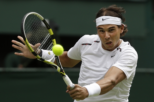 Rafael Nadal postoupil na Wimbledonu do druhého kola.