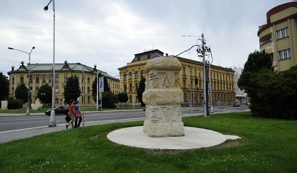 Náměstí Svobody v Hradci Králové se po prvním českém prezidentovi zřejmě přejmenovávat nebude. 