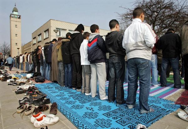 Muslimové se modlí na ulici v Amsterodamu.