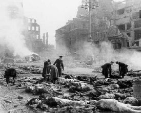 Sta a sta spálených mrtvol. Bombardování Kolína nad Rýnem.