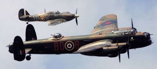 Lancaster a Spitfire. Lancaster a Spitfire.