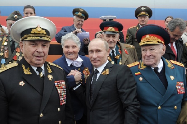 Starší bolševiky Putin odsuzuje, s těmi druhoválečnými už si rozumí. Ti si války užili až až.