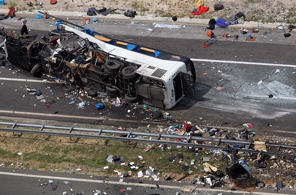Vrak havarovaného českého autobusu na chorvatské dálnici.