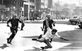 Policie bije odpůrce režimu v Brazíli roku 1969.