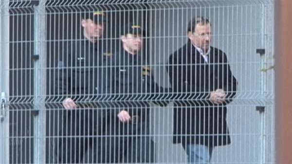 Policisté odvádějí Vladimíra Kotrouše.