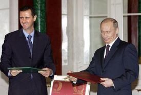 Moskva se s klanem Asadů přátelí už desítky let. Na snímku Asad a Putin. 