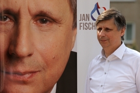 Expremiér Jan Fischer zatím suverénně vede předvolební průzkumy.