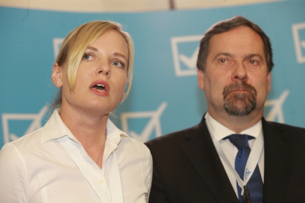 Věcem veřejným daly dvě třetiny známkujících pětku. Na snímku Kateřina Klasnová a Radek John. Věcem veřejným daly dvě třetiny známkujících pětku. Na snímku Kateřina Klasnová a Radek John.