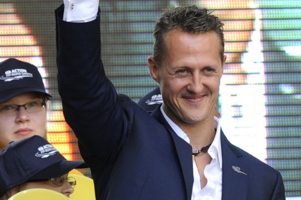 Michael Schumacher zdraví fanoušky na Václavském náměstí v Praze.