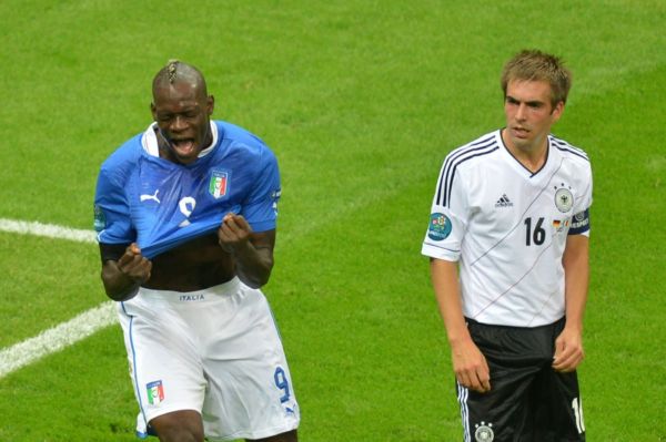 Mario Balotelli, střelec dvou branek (vlevo).