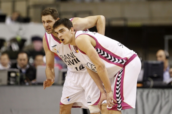 Basketbalista Tomáš Satoranský (vepředu).