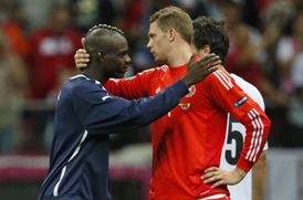 Mario Balotelli (vlevo) a jeho spoluhráč s Manchesteru City Hart.