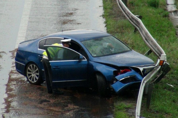 Havarovaný policejní passat (ilustrační foto).