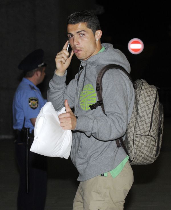 Cristiano Ronaldo ztracen na letišti.