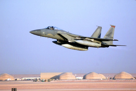 Saúdská F-16 nad pouští. 