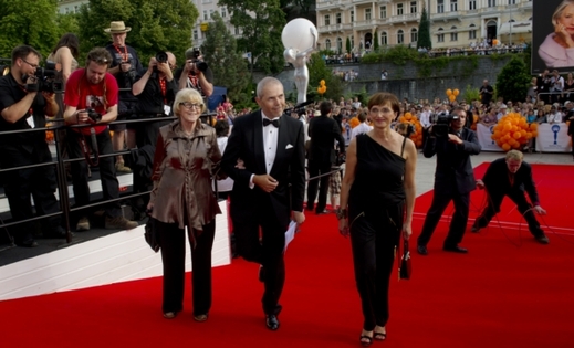 Zleva: umělecká poradkyně festivalu Eva Zaoralová, moderátor Marek Eben a ministryně kultury Alena Hanáková přicházejí po červeném koberci na slavnostní zahájení.
