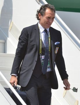Cesare Prandelli při přesunu italského týmu do dějiště finále.