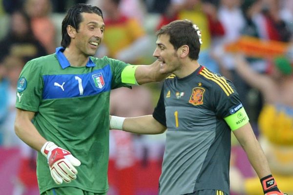 Gianluigi Buffon (vlevo) a Iker Casillas. Kdo se bude radovat ve finále? Gianluigi Buffon (vlevo) a Iker Casillas. Kdo se bude radovat ve finále?