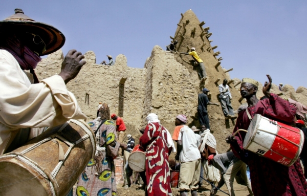 Islamisté zničili část hrobek v Timbuktu, které jsou zapsané na seznamu památek UNESCO.