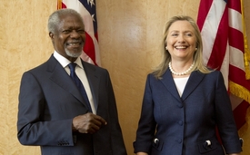 Kofi Annan a americká ministryně zahraničí Hillary Clintonová. 