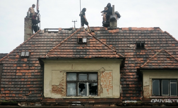 Squatteři obsadili opuštěnou vilu Milada v Praze 8.
