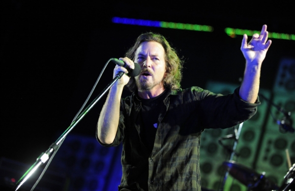 Zpěvák Eddie Vedder. 