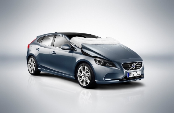 Volvo V40 má ve výbavě airbag pro chodce.