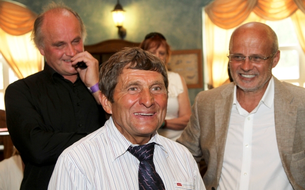 Žokej Josef Váňa, vedle něj stojí zpěvák Michael Kocáb (vlevo) a textkař Michal Horáček.