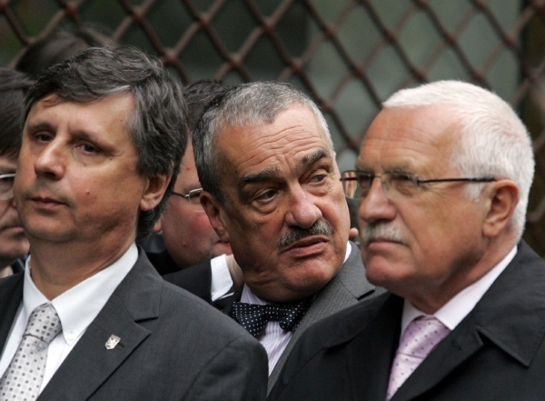 Zleva Jan Fischer, Karel Schwarzenberg a Václav Klaus. 