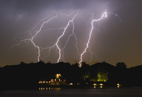 V noci Česku opět hrozí prudké bouřky (ilustrační foto).