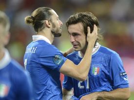 Smutný Andrea Pirlo (vpravo). Jeden z nejlepších hráčů mistrovství.