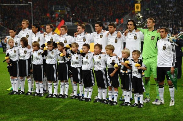 Němci zpívají hymnu před utkáním s Belgií v Esprit Areně v Düsseldorfu 11. října 2011 (ilustrační fotografie). Němci zpívají hymnu před utkáním s Belgií v Esprit Areně v Düsseldorfu 11. října 2011 (ilustrační fotografie).