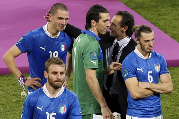 Italský trenér Cesare Prandelli utišuje po prohraném finále své hráče.