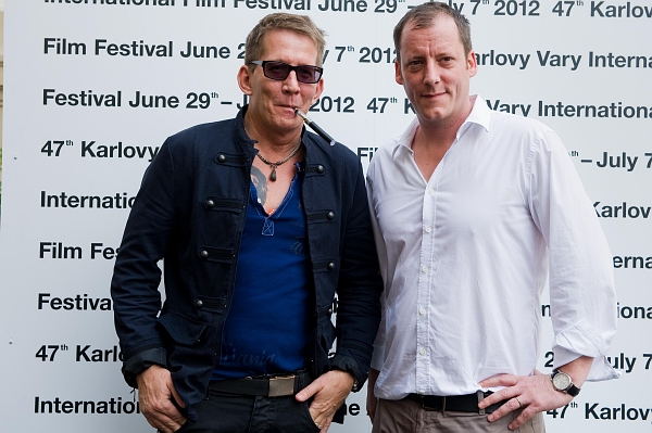 Herec Thomas Bo Larsen s výkonným ředitelem festivalu Kryštofem Muchou a nezbytnou elektronickou cigaretou.