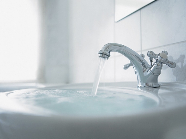 Hygienici radí nechat teplou vodu několik vteřin odtéct a pouštět vyšší teplotu. Hygienici radí nechat teplou vodu několik vteřin odtéct a pouštět vyšší teplotu.