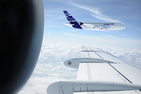 Airbus A380 je v současnosti největším letadlem pro cestující. Airbus A380 je v současnosti největším letadlem pro cestující.