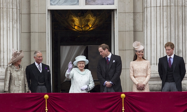 Jádro britské královské rodiny: zleva Camilla, vévodkyně z Cornwallu, Charles, princ z Walesu, královna Alžběta II., princ William a Kate, vévoda a vévodkyně z Cambridge, Harry, princ z Walesu. Na snímku chybí královnin manžel, princ Philip, vévoda z Edinburghu. Jádro britské královské rodiny: zleva Camilla, vévodkyně z Cornwallu, Charles, princ z Walesu, královna Alžběta II., princ William a Kate, vévoda a vévodkyně z Cambridge, Harry, princ z Walesu. Na snímku chybí královnin manžel, princ Philip, vévoda z Edinburghu.