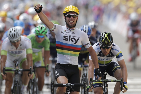 Mark Cavendish se raduje v cílové rovince.